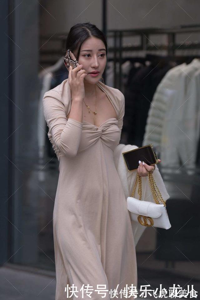 时尚|连衣裙不再过时,搭配“U领设计”,时尚性感又显高