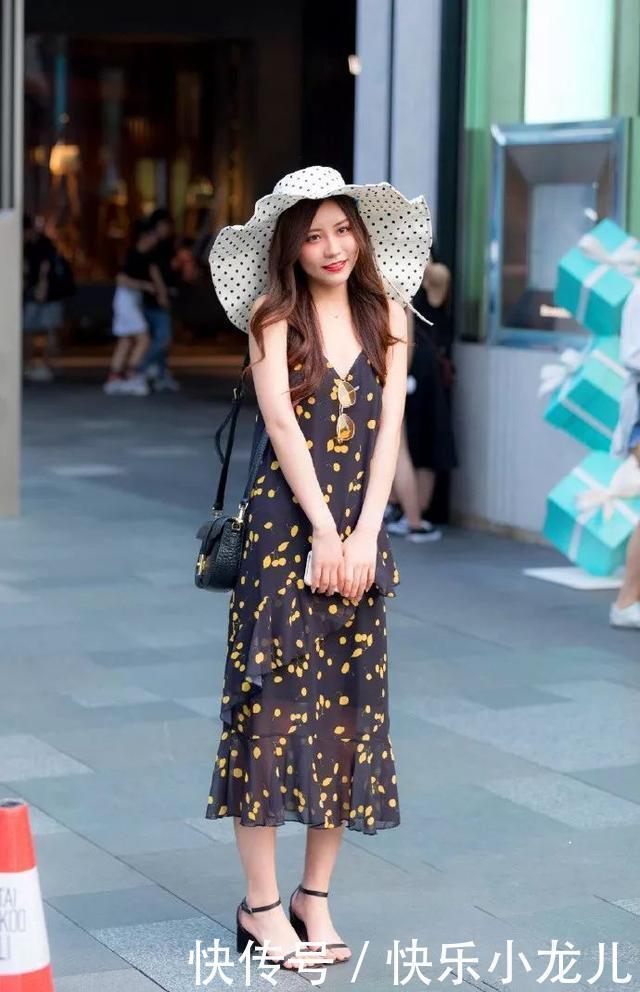 般的|街拍一双半透的丝袜结合一双尖头高跟鞋,能够穿出女神般的优雅气质