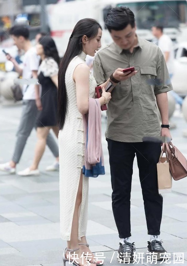 改良版旗袍搭配高跟鞋,弥漫出优雅气质,轻松秀出时尚知性美