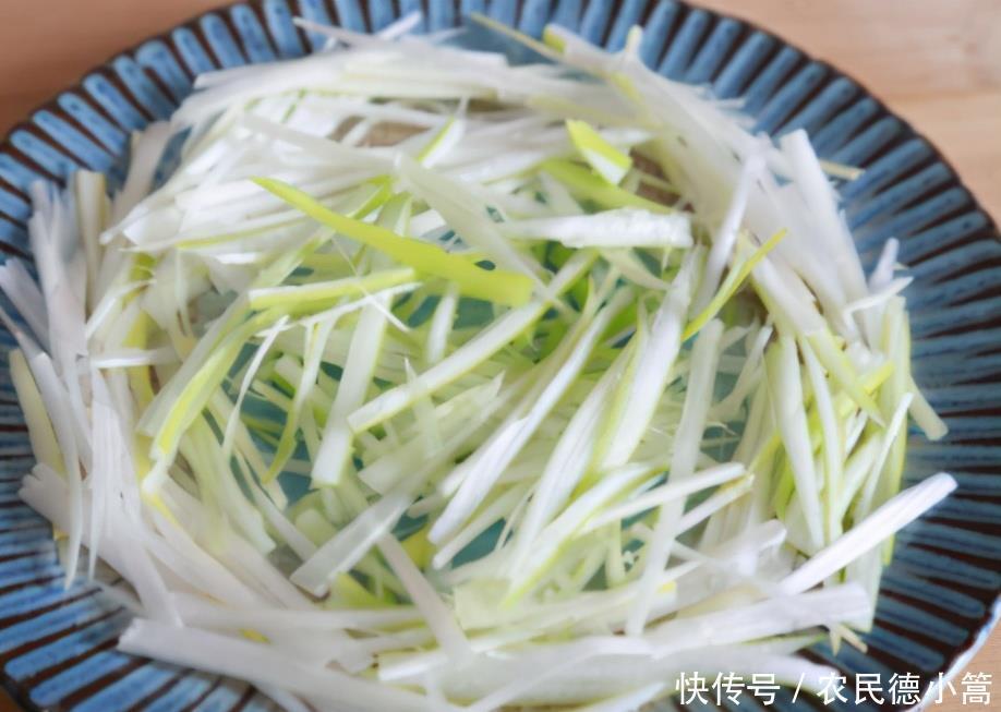 大厨|炸小鱼时,有人裹粉有人挂蛋液,大厨:教你正确做法,香酥不回软