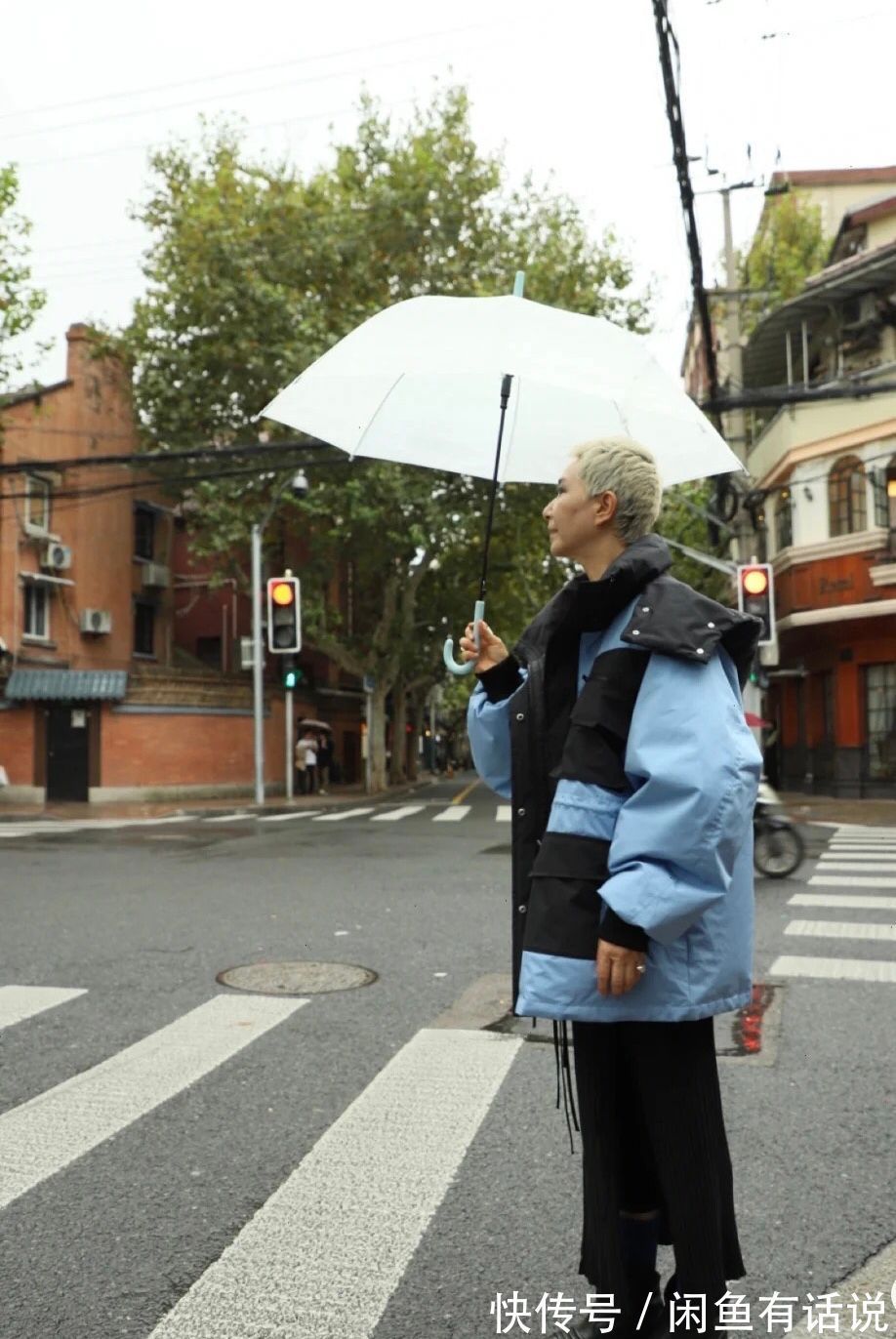 衣服 60岁奶奶把400多一套的衣服,穿出高定感,终于明白气质与钱无关