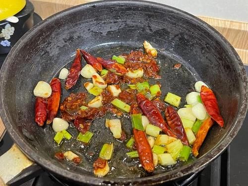 粉条|干豆腐别再炒着吃了，加一把粉条，香辣好吃，汤汁浓郁，没肉也香