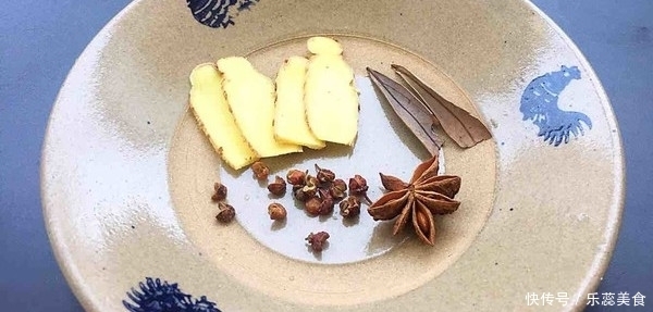  继猪蹄后，又一中国下酒菜在国外火了，老外：看着很脏，吃着贼香