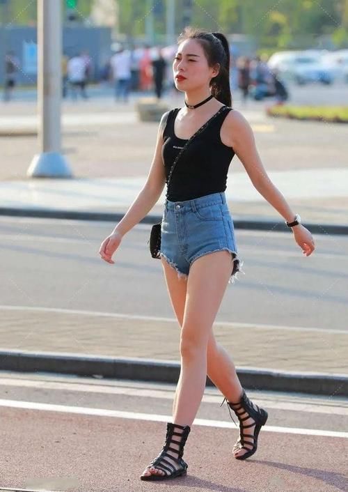 牛仔短裤 元气实足范儿的穿着,虽略显微胖,但依然最引人注目!