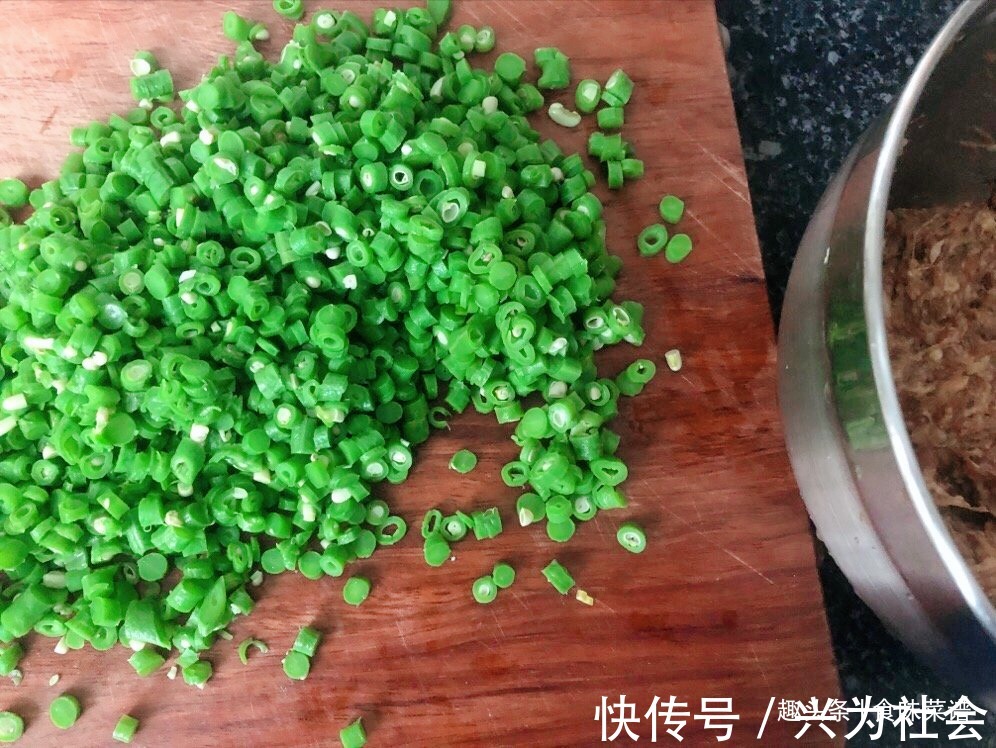 包子|豇豆猪肉包子调馅方法,鲜香扑鼻,好吃不油腻,老公一顿能吃5个
