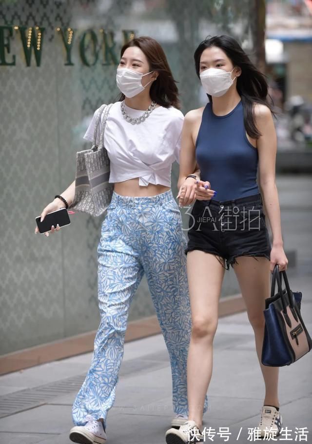 美腿|街拍:皮肤白皙的小姐姐,一身气质短裙穿搭,秀出修长的美腿