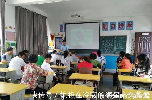 姓名牌|家长会“姓名牌”过于真实,孩子求饶家长,网友:等回家的