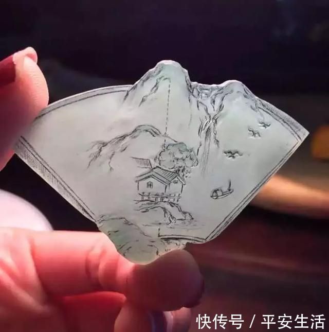 翡翠@朋友手中抢购的翡翠边角料，雕刻出的成品山水如画尽显诗意