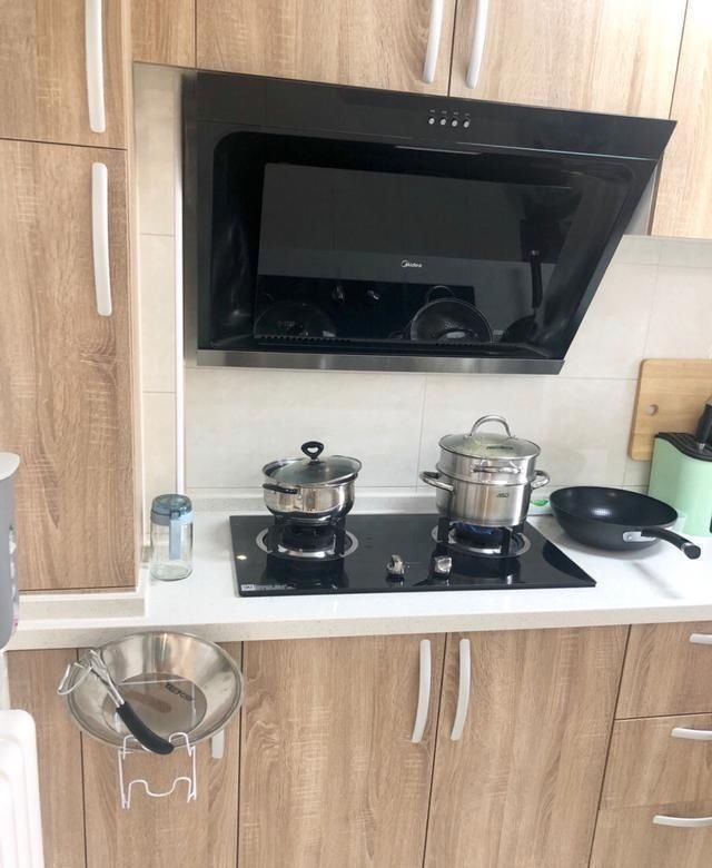 实用|她家90平新房，装修一共花费15万，电视墙很实用，进屋就被迷住