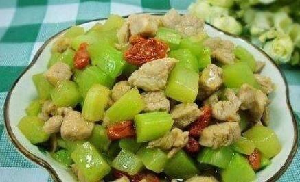 美食推荐：葱香猪耳朵，蒜香耗油甜菜心，豆豉鲮鱼油麦菜，肉炒青笋的