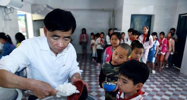 穷人家|穷孩子和富孩子,真的容易区分吗?即使穿着同样的校服,也能看出