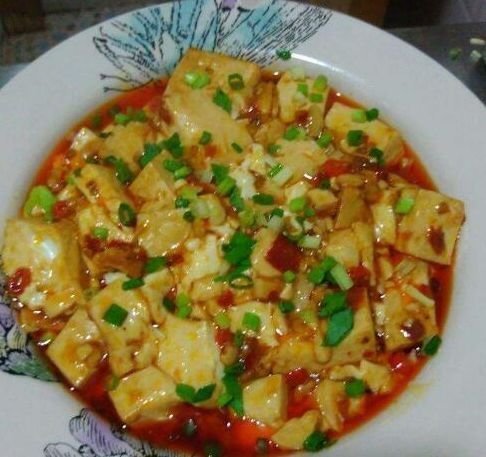 美食精选:大葱烧豆腐,手撕包菜,蛋包豆腐丁,红烧豆腐的做法