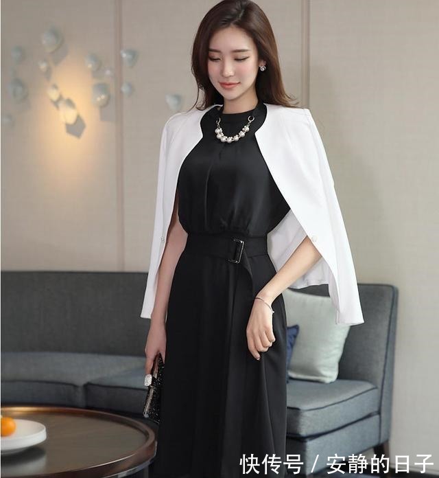 高跟鞋 黑色无袖连衣裙搭配一双黑色漆皮高跟鞋,尽显优雅女王的气质!