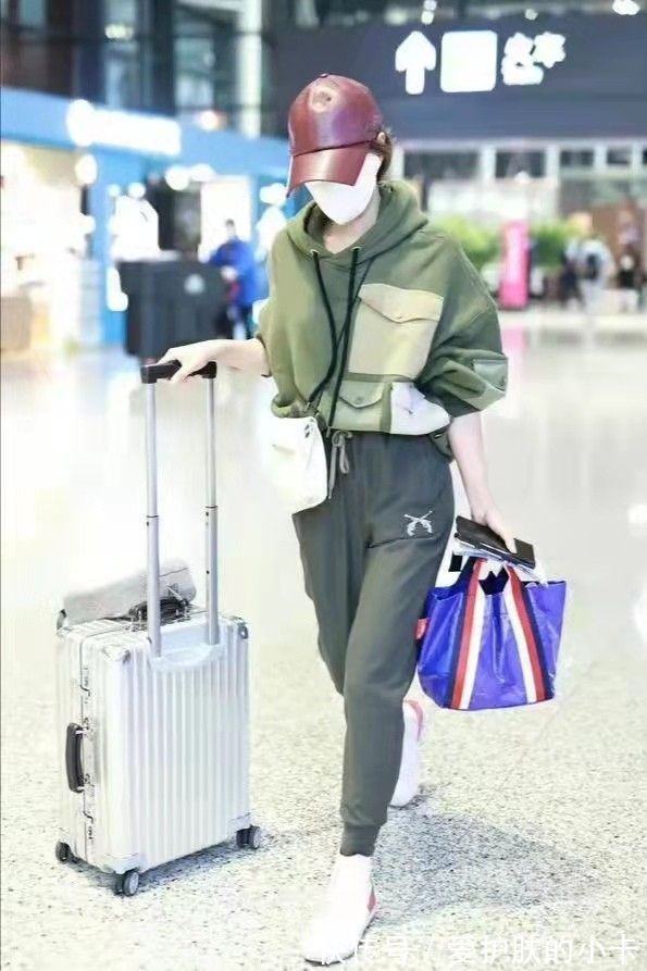 年龄感|马伊琍携13岁长女走机场,女儿穿皮草拎大牌包,比妈妈还时尚