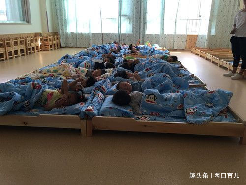 孩子们|幼儿园开着空调孩子还起了痱子看完监控后,家长们都怒了