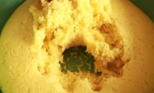 家里有玉米面一定要学做它,不用烤箱,咬一口直掉渣,太香了