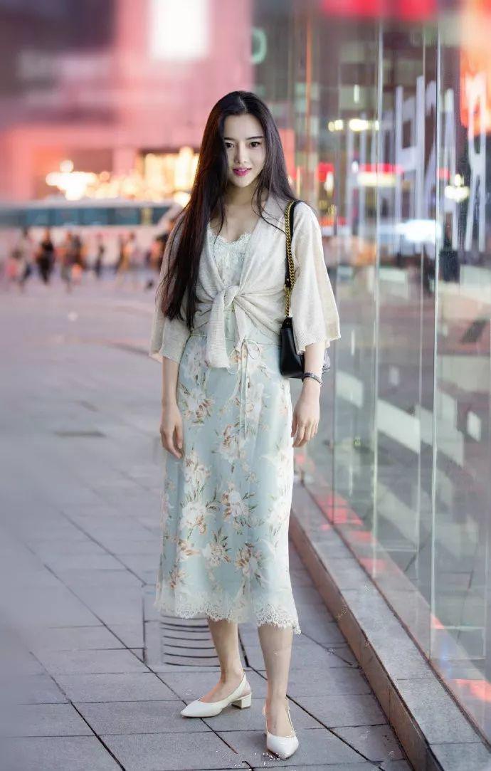 穿搭|笑容甜美的小美女,白色上衣配一条百褶半裙,灵动飘逸