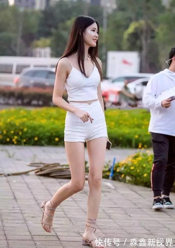 吊带|白色吊带背心配高腰短裤，脚踩高跟鞋展示大长腿，性感时尚两不误