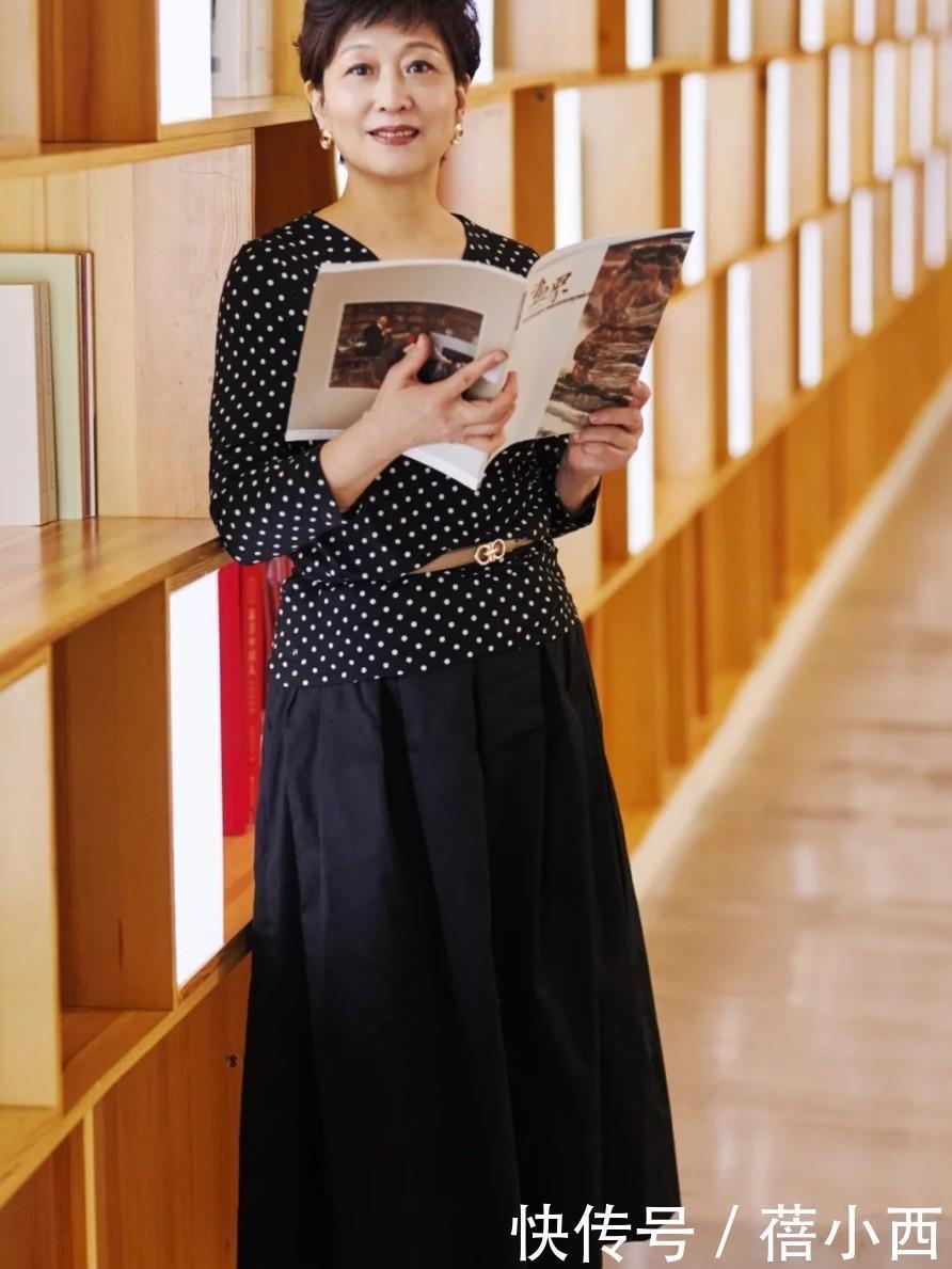 半身裙|50多岁中年女性穿搭拼细节,学这位短发妈妈如何穿,指引你的风格