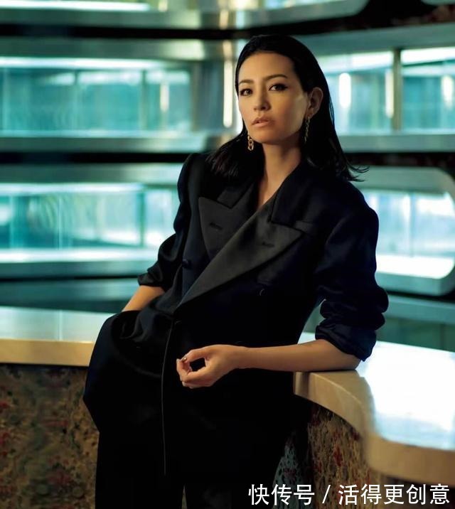 小西装 别再相信黑色百搭了!睿智华丽风的“黑色穿搭”晋级课,让你秒懂!