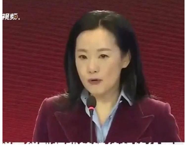 董卿|《朗读者》第三季回来了，董卿咏梅同框走出，优雅和知性相得益彰
