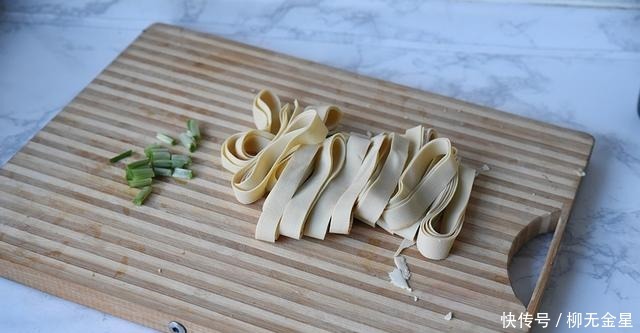 天越冷，这个菜在我家越受欢迎，辣味的豆皮炖起来