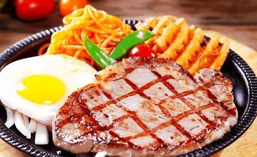 吃牛排时,为何旁边放一颗半熟鸡蛋?不懂赶紧看,免得以后闹笑话