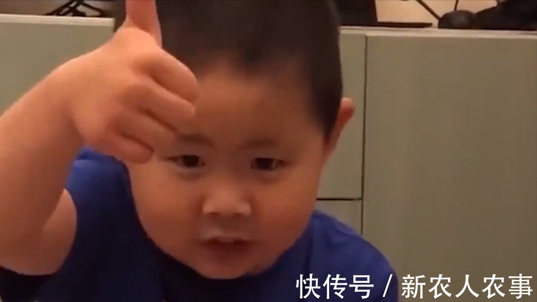 电脑|江苏苏州一小孩火了，为了玩电脑对妈妈各种拍马屁，还夸臭脚真香