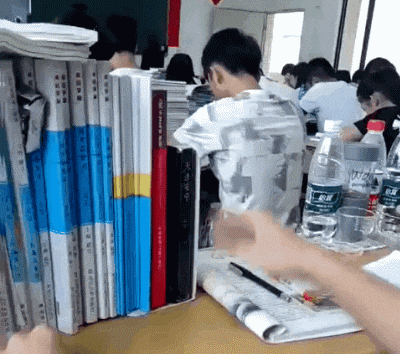 |搞笑GIF趣图哥们,最后那一蹲,配合的太好了!