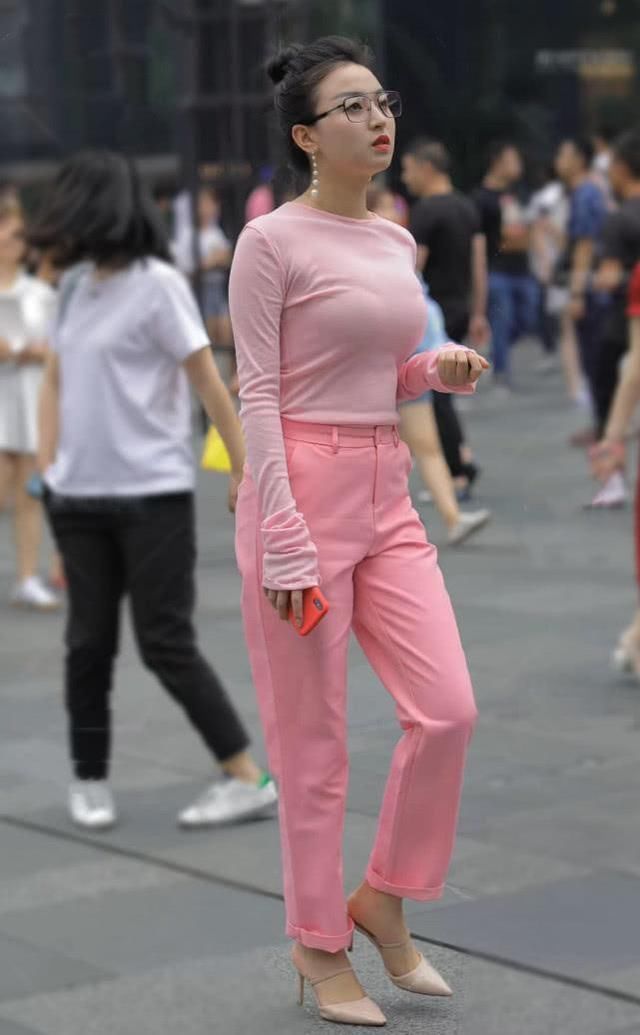街拍美女小姐姐浅粉色长袖搭配荧光粉休闲裤,显得优雅又知性