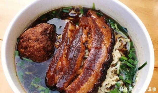 镇江这家200多年的锅盖面,一碗全家福32元,浇头铺一层