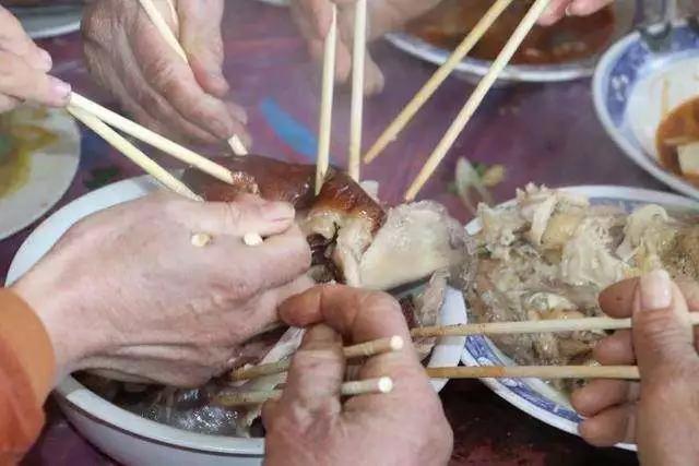 在农村吃大席,饭桌上的这几幕真让人受不了,我是饿着肚子回家的