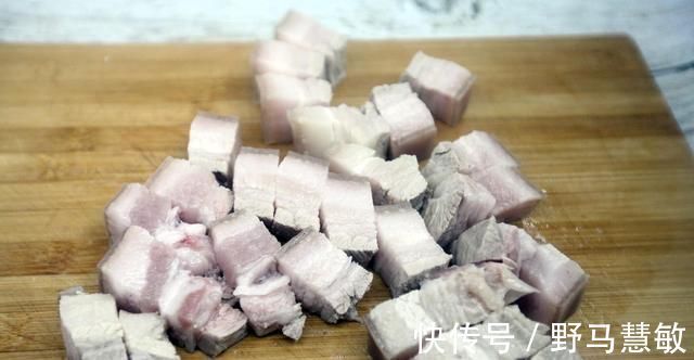五花肉|做红烧肉，记住“整焯、2炒、加3水”，肉块肥而不腻，入口即化