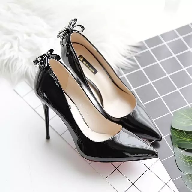 一双百搭的黑色高跟鞋, 让你简约当中透露着一丝温柔的气息