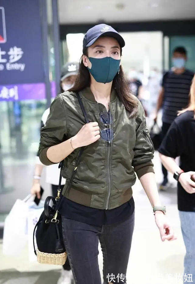 棒球服|霍汶希真的美出圈,穿绿夹克配牛仔裤走机场,颜值气质媲美大明星