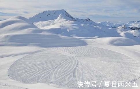 男子雪地里转悠大半天，人们都以为是疯子，直到看到他的脚印