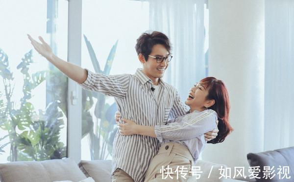 丈夫|张铎妈妈无视儿媳？陈松伶嫁小8岁老公，跪地为婆婆穿鞋被指卑微