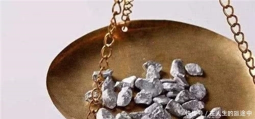 古人在客栈吃饭,随手抛下银两就走,小二为何不数,还笑开了花?