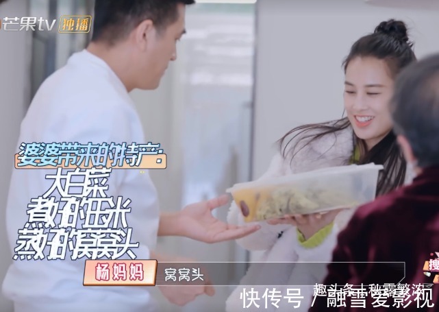 婆婆|黄圣依给婆婆洗澡，陈松伶跪地为婆婆穿鞋，孝顺背后是老公的差距