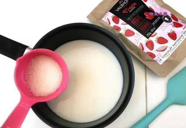 家有剩余的巧克力吗给孩子做个漂亮的巧克力奶球吧,简单好吃