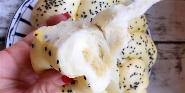 电饭锅做早餐面包的配方，比蒸馒头还香甜，学会可以做给家人吃！