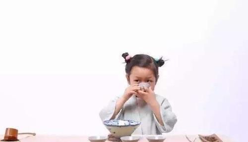 小孩子|小孩子可以喝茶吗？小孩子喝茶的好处有哪些？