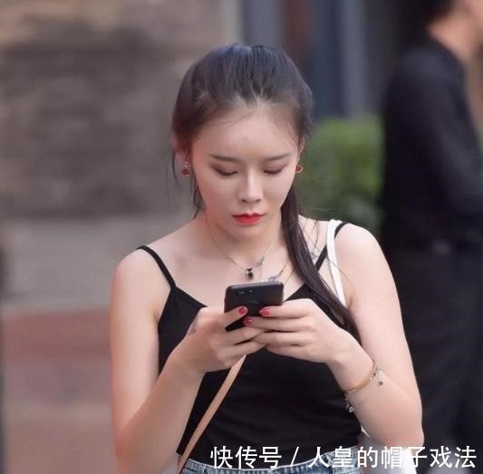 吊带 紧身吊带搭配高腰短裤,简约而不简单,运动鞋也能穿出大长腿!
