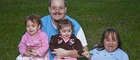 警告|全球身材最矮小的母亲仅70厘米,不听医生警告拿命生下三个孩子