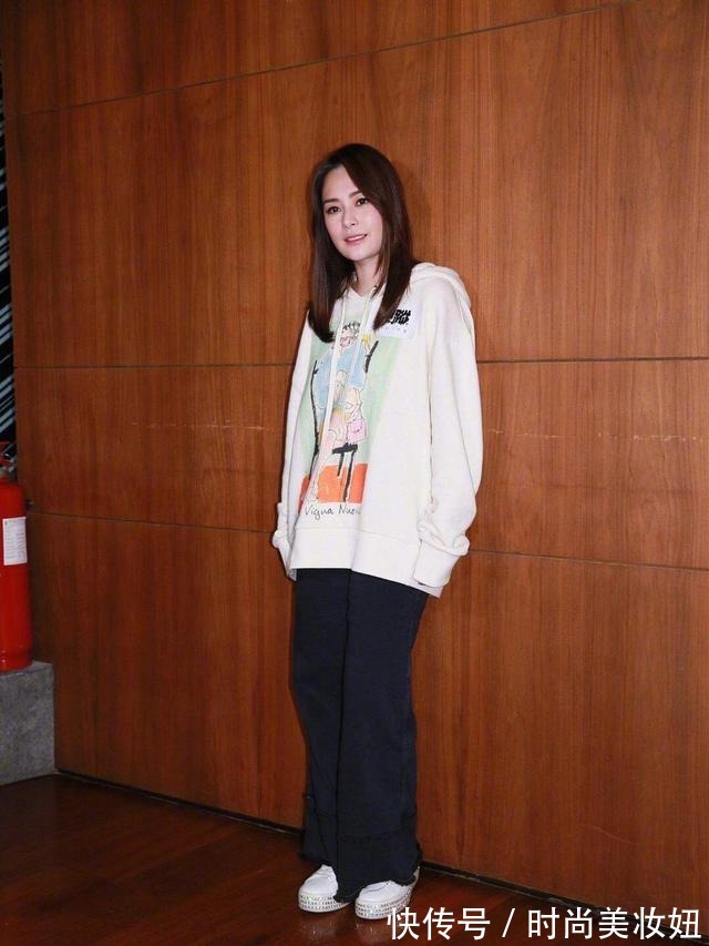 优雅 阿娇瘦下来太惊艳了,穿碎花连衣裙优雅大气,骨相美太迷人