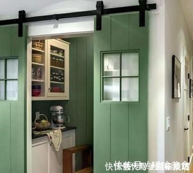 吊轨门|为什么有钱人厨房都不装推拉门头次见这种设计，真的太聪明了！
