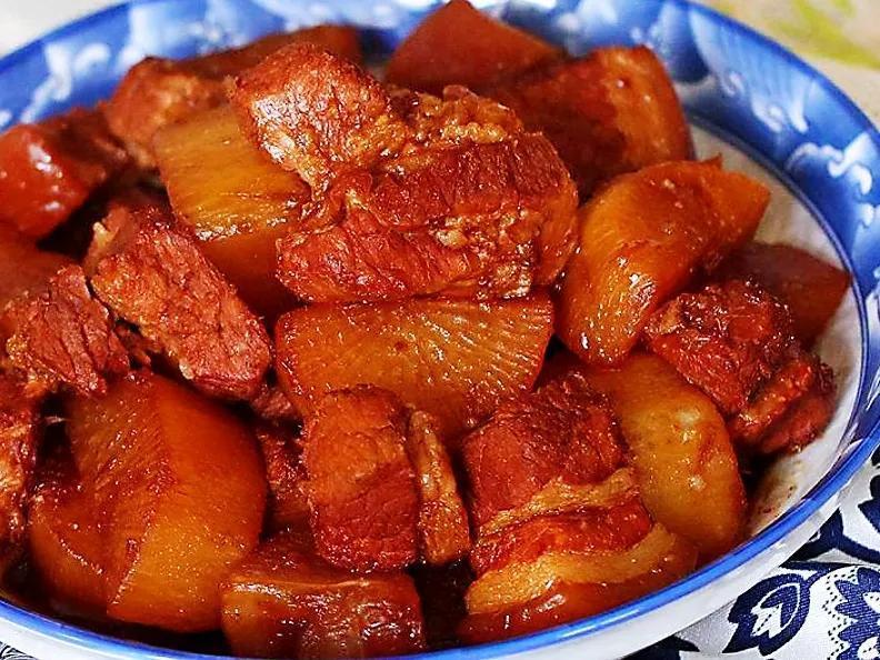 家常萝卜炖肉,虽然用料简单,可是味道相当不错呦!
