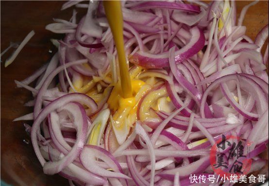 洋葱加入3个鸡蛋，教你营养新吃法，简单快捷，天天吃也不腻?