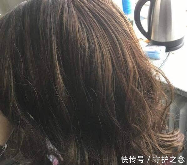 洗头|两天不洗头就油哄哄发痒,往水里扔点“它”5天不洗也柔顺!