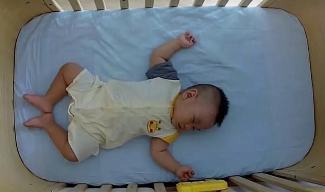 睡眠质量|宝宝晚上几点睡最好？抓住这个信号，帮娃改变睡眠习惯